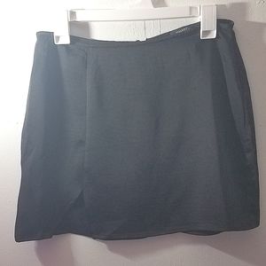 Black skirt, with small opening in the front, rayon short mimi. Very sleek comfo